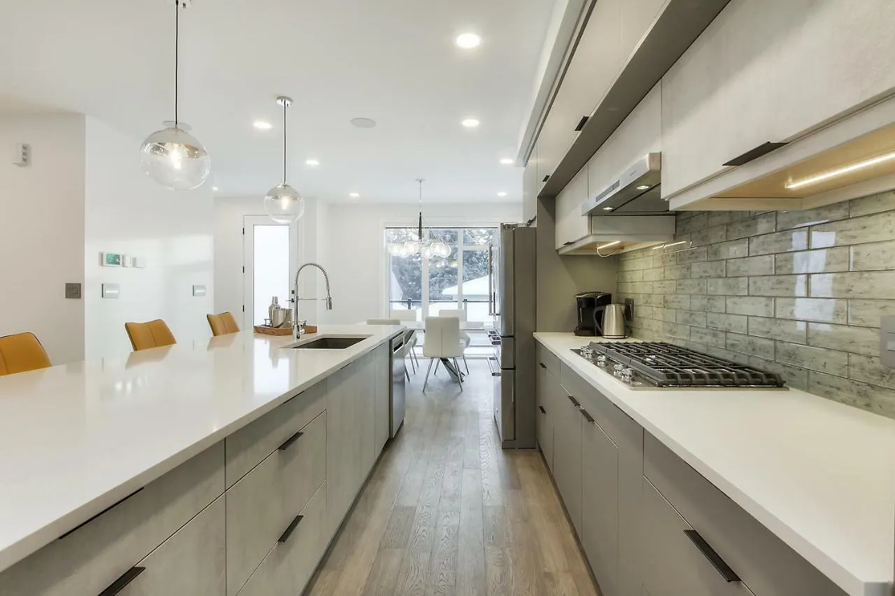New Luxury Townhome Edmonton Holiday home
