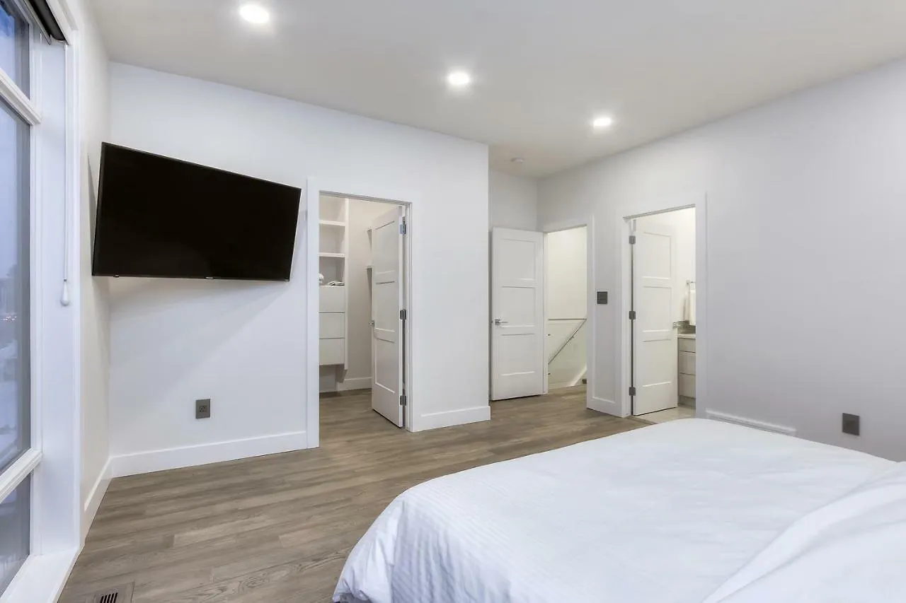 New Luxury Townhome Edmonton Holiday home