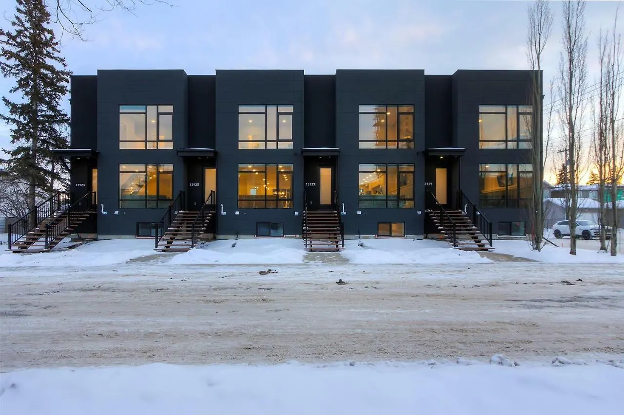 New Luxury Townhome Edmonton Holiday home