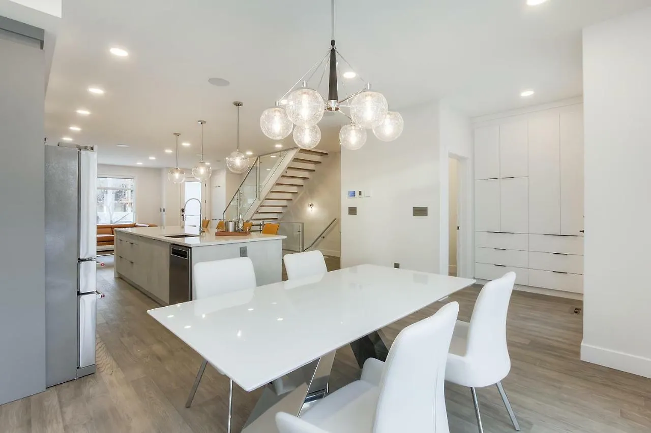 New Luxury Townhome Edmonton Holiday home